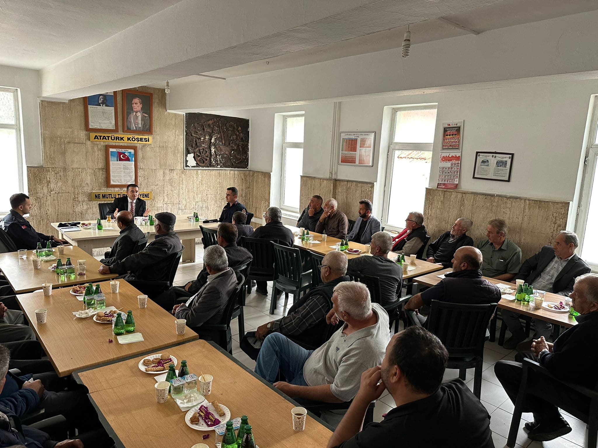 Kaymakam Osman Bilici, Emirdağ İlçe Jandarma Komutanlığı sorumluluk alanında bulunan köy muhtarlarıyla güvenlik ve asayiş konulu toplantı gerçekleştirdi.