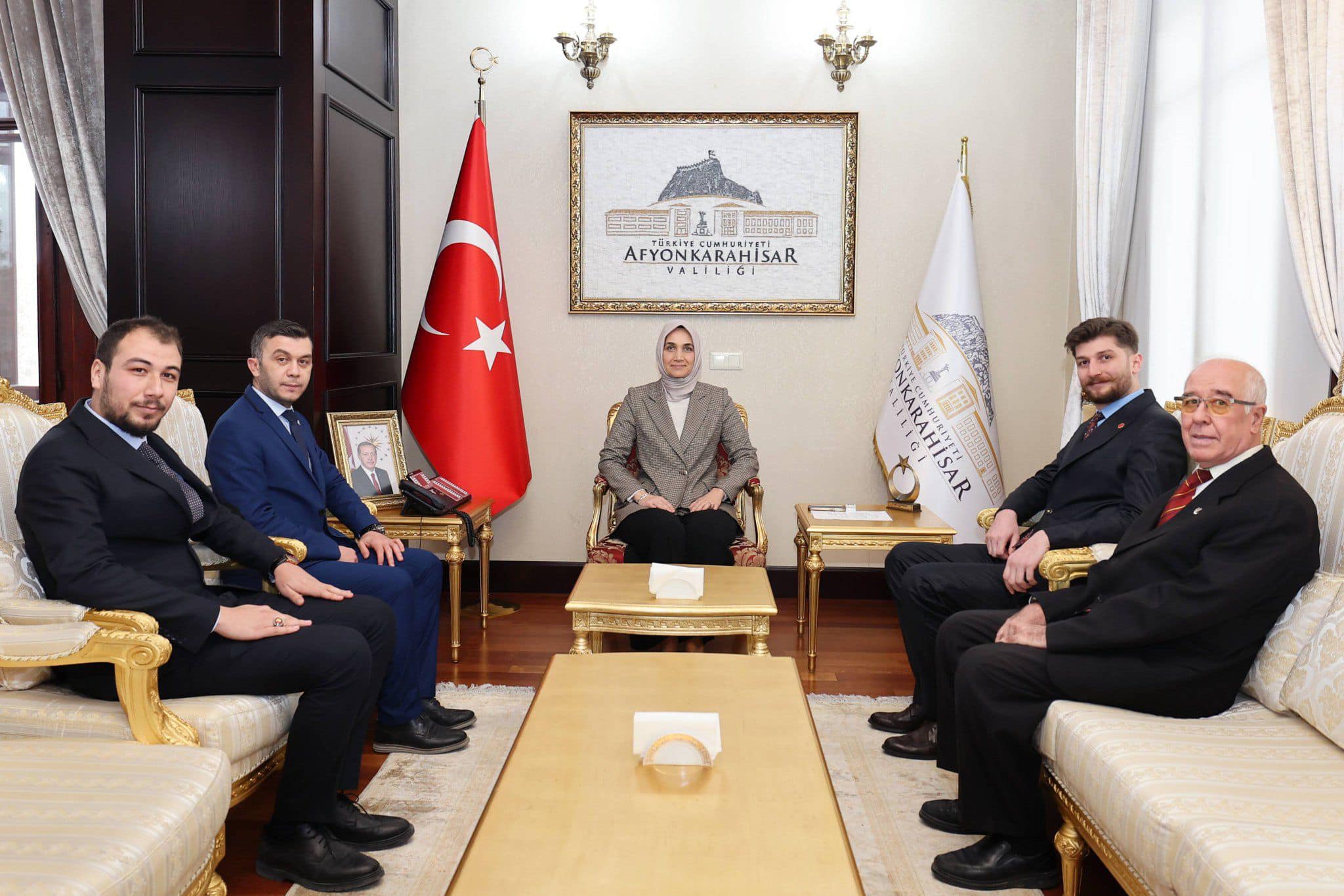 Yerel Siyasi Liderlerden Oluşan Heyet, Önemli İdari Yetkilinin Ofisini Ziyaret Etti