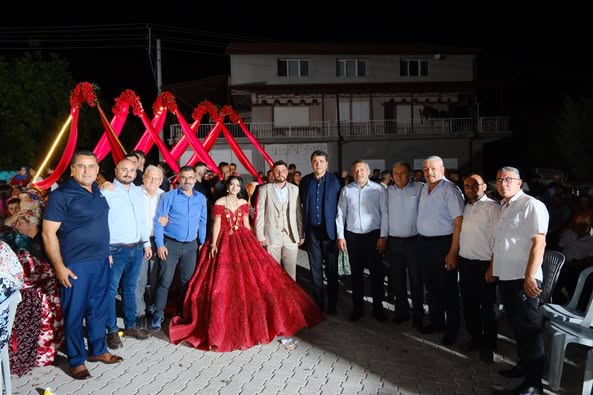 Dinar'da Mutlu Düğün: Gültekin Uysal ve Veysel Topçu'dan Genç Çiftlere Teyfikler