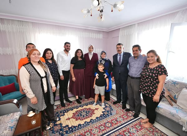 Eğitim Bakanı Afyonkarahisar'da Özel Gereksinimli Öğretmeni Ziyaret Etti