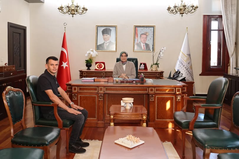 Vali Yiğitbaşı, Görevde Yükselme Eğitimi İçin Bursa'ya Giden Jandarmanın Elini Sıkıştı