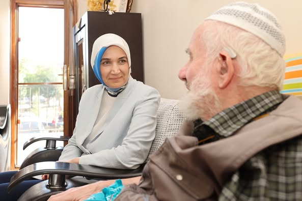 Afyonkarahisar Valisi Yıldırım Dede'yi Ziyaret Etti