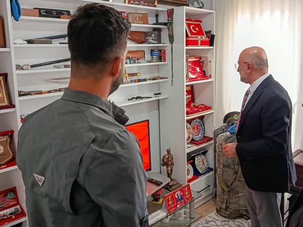 Gazi İbrahim Uysal'a Anlamlı Ziyaret ve Hediye