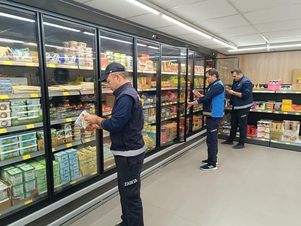 Sandıklı'da Tüketici Hakları İçin Zabıta Ekipleri Marketleri Denetliyor